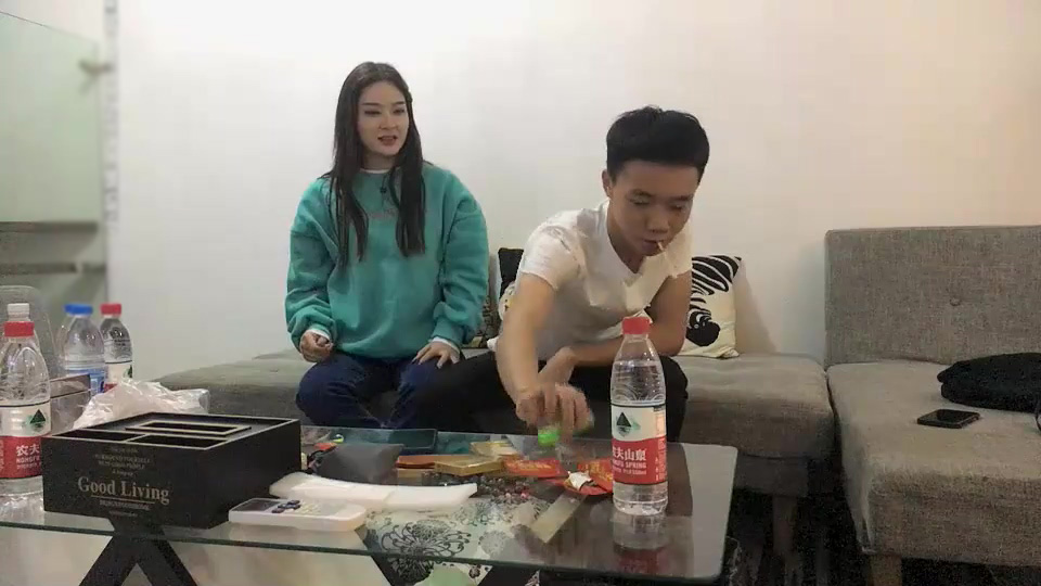 步宾探花约了个绿衣颜值不错妹子啪啪，舌吻摸逼调情在沙发上后入大力抽插猛操[2V 917 MB] [BT] [-]