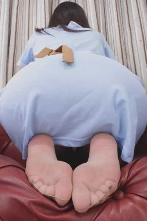 Nannan-女仆装肉丝展示她的40码大脚 [1v-0.9GB]