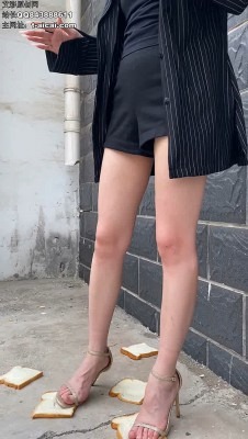 crush 《雅泫》户外裸足凉高制作脏烂狗粮 [19分45秒]