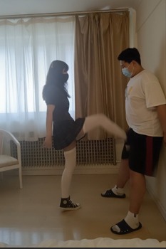 女王女主 剧情：萝莉转校生踢裆调教校霸 [19分45秒]