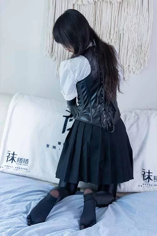 袜啵啵-奶油-高跟长靴、厚黑丝五指袜、踩脚裤裤里丝 [150p1v-1.6g]