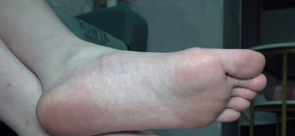 《aapary模拍视频》玉玉的红色指甲油美脚 [1V-2GB]