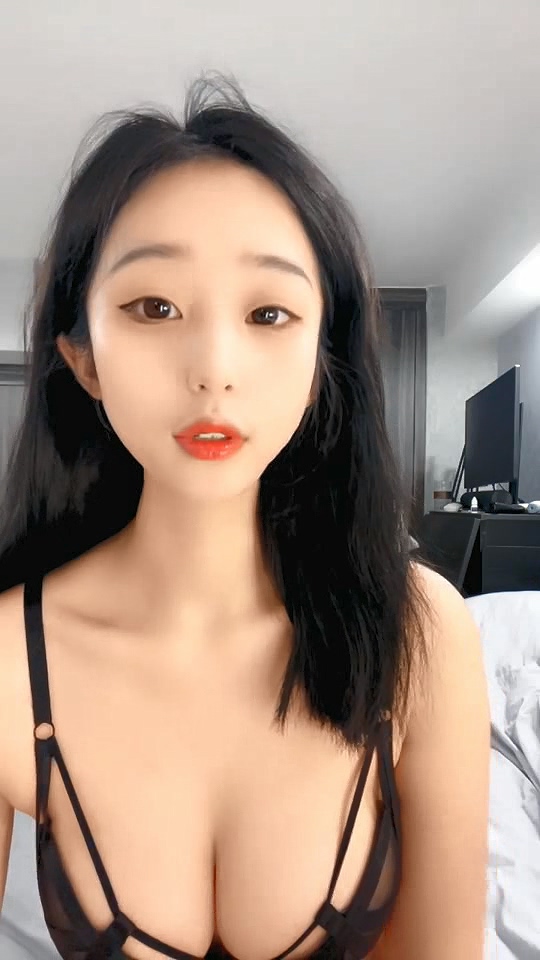 航空美女模特颜值很高身材很棒激情大秀直播诱惑狼友，黑丝露脸互动撩骚，撅着屁股掰开骚穴特写[2V 1176 MB] [BT] [-]