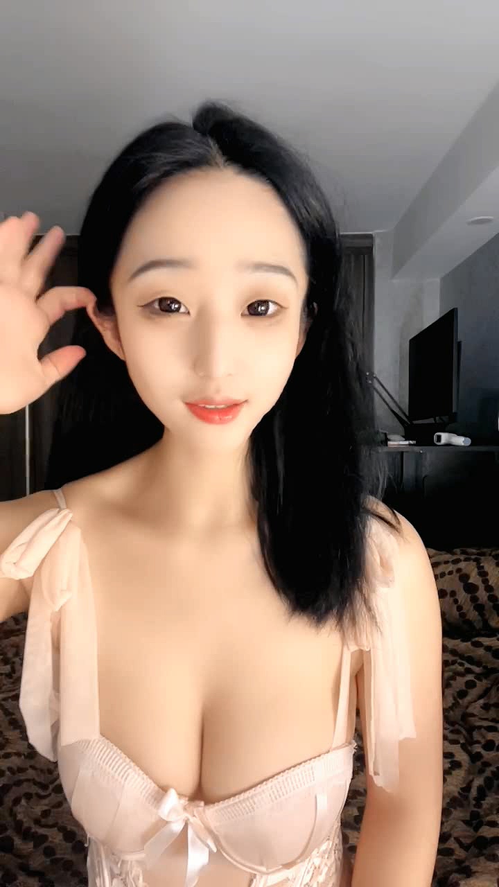 航空非非高颜值极品女模的诱惑，全程露脸完美好身材，跟狼友撩骚互动叫爸爸，揉奶玩逼道具抽插，骚穴特写[2V 2232 MB] [BT] [-]