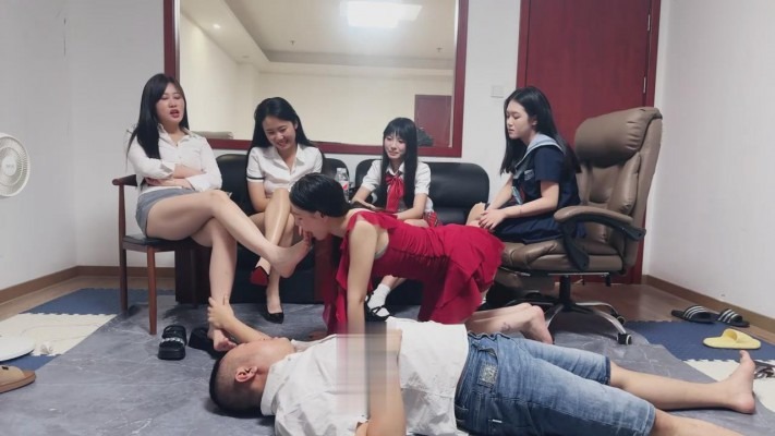 直播视频 《繁星女宝》推荐-4素人S-群调羞辱情侣奴《三视角版》 [22分50秒]
