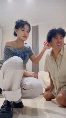 直播视频 《甜甜》桌底视角-舔美甲小妹的脏鞋白袜 [22分50秒]