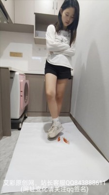 crush 《咔嚓之音》踩金鱼-素人女生子瑶露脸处决一堆金鱼 [8分38秒]