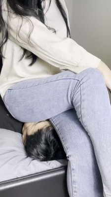 女王女主 牛仔裤坐脸玩电脑 [29分30秒]