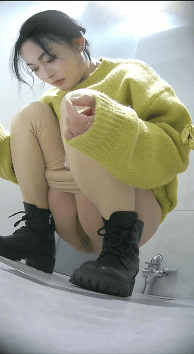 《极品厕拍视频》KK千元收费群多镜头偷拍高颜值美女1-8期+《重口厕拍》第24期《110V+15G/百度》 [-]