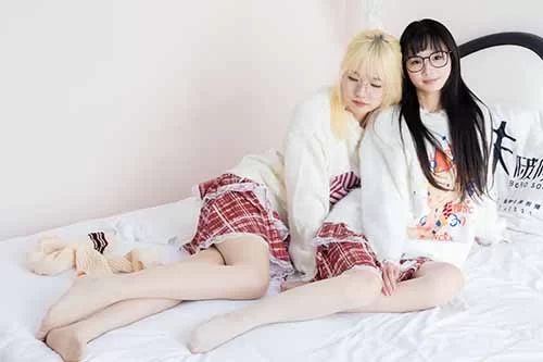 袜啵啵-小甜豆甜甜圈-油亮肉丝、堆堆袜套、白棉袜 [172p1v-1.8GB]