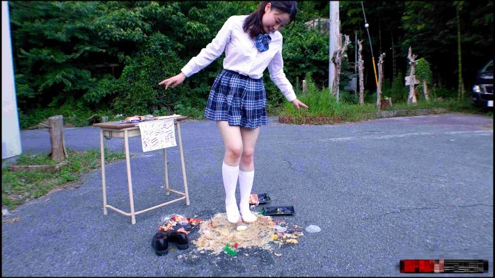 crush 日本少女户外乐福鞋、白袜踩便当 [18分28秒]