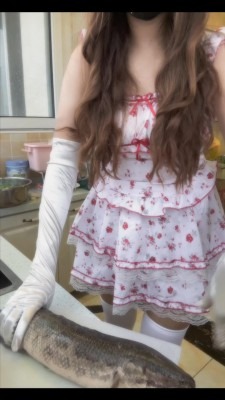 crush 白丝按摩，杀鱼，素人粉衣女生处决大鱼 [10分59秒]