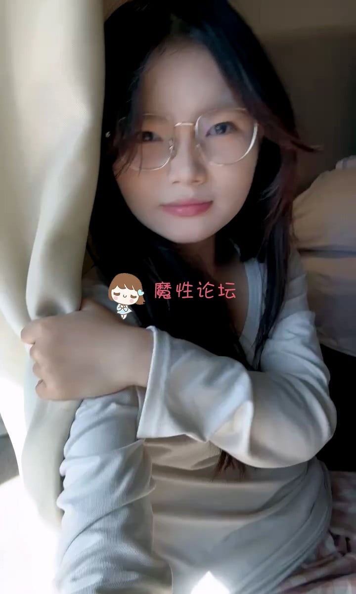 《度盘和夸克》反差眼镜妹 《困困兔》碎花裙 制服 无套啪啪 道具自慰  粉穴流白浆  4月最新合集 [-]