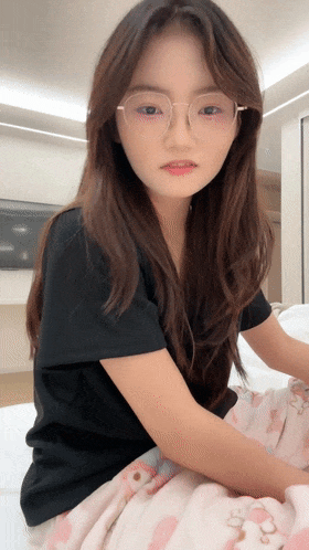 邻家女神尺度突破终于被操了《困困兔》眼镜美清纯反差被男友家中啪啪狂操娇喘阵阵好骚[1V4170M][BT] [-]