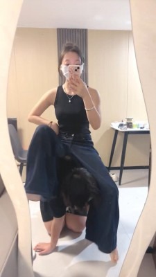 直播视频 《爱可》偷懒睡觉的小母狗被迫伺候 [18分25秒]