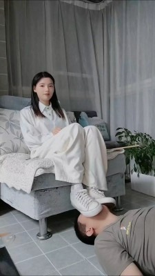 直播视频 《紫烟》帆布鞋白袜清理舔 [13分19秒]