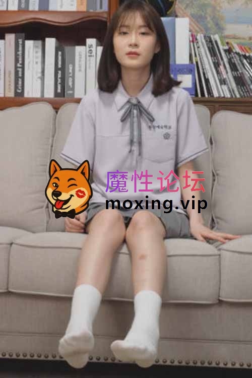 小艾xiaoai-超短裙秀她真实的原味白棉袜裸足 [-]