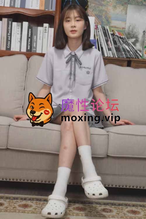 小艾xiaoai-超短裙秀她真实的原味白棉袜裸足 [-]