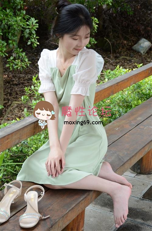 初夏女神-安妮~可爱连衣裙凉高裸足[100P1V-777M百度网盘] [-]