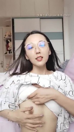 纯纯的妹妹露脸大秀直播，姨妈来了都不休息，自己玩奶子带着卫生巾玩跳弹自慰骚逼，精彩不要错过 655M 磁力链 [-]