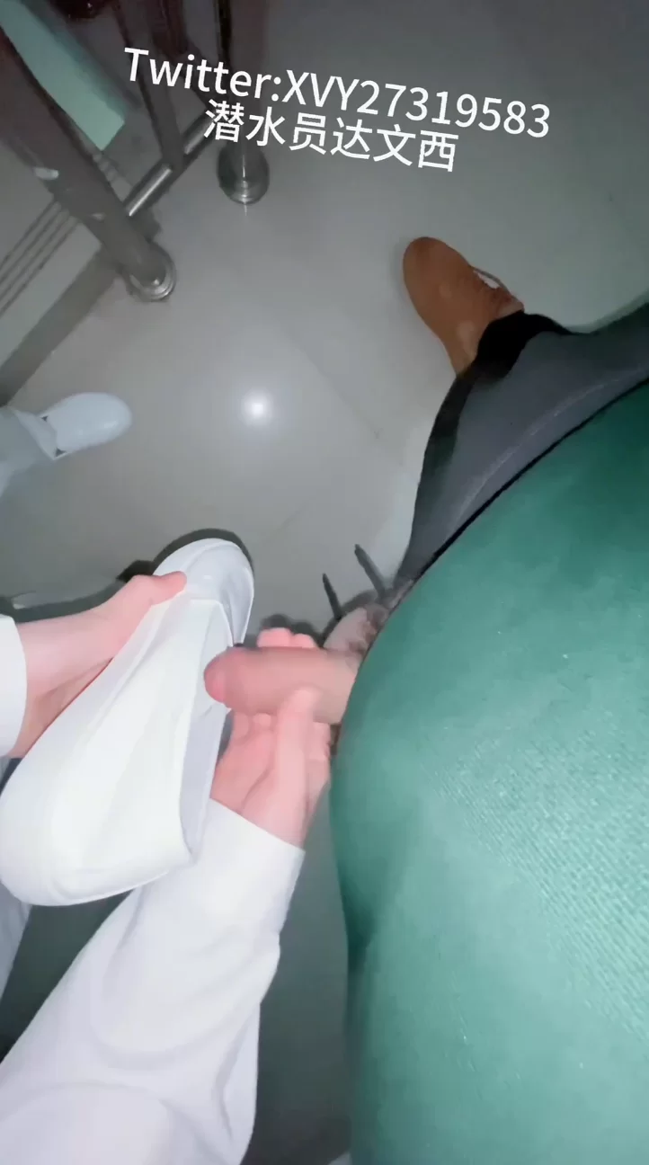 素人小护士裤里肉丝足交：在医院楼道偷玩足交，给护士鞋射满让她踩精继续工作❤️ [1v-596mb]