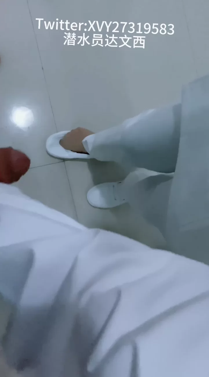 素人小护士裤里肉丝足交：在医院楼道偷玩足交，给护士鞋射满让她踩精继续工作❤️ [1v-596mb]