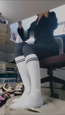 直播视频 《波波女神》桌底视角伺候办公 [22分3秒]