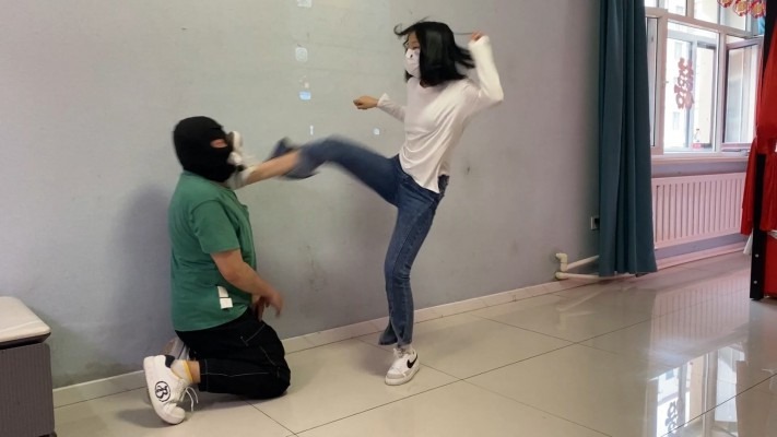 女王女主 《精神小妹》暴踹偷女生鞋的老师 [22分3秒]