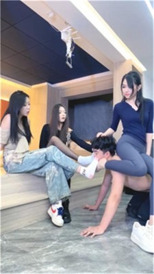 直播视频 《麋鹿银儿》3S真实臭袜熏狗/耳光吃脏鞋底 [23分14秒]