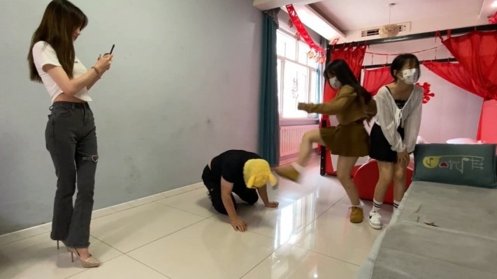 女王女主 《精神小妹》暴踹偷女生鞋的老师 续 [28分37秒]