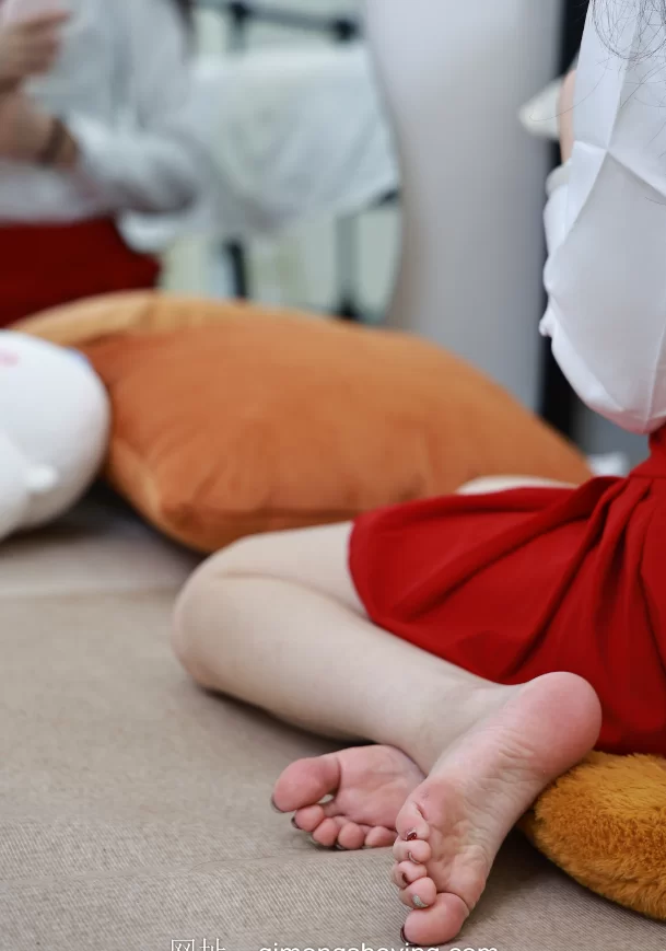 《绮梦摄影》人气足模小艺403（白丝）《图包+视频》 [2V＋460P-12.5GB]