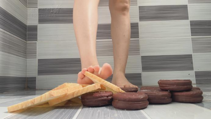 crush 光脚裸足踩好丽友派和面包 [5分57秒]