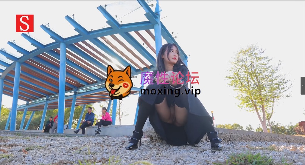 [度盘]顶级模特《小泽》户外露出草丛中脱光自慰，淫液流出 [-]