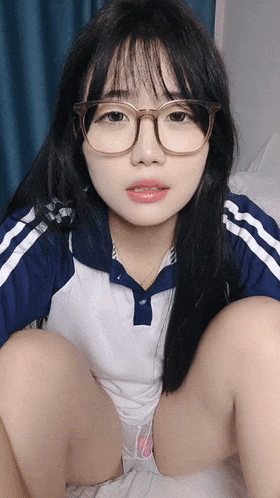 高颜值露脸！零零后人气模特「艾希」OF性爱私拍 一脸享受被主人拍视频最后被抱干  [2V ] [BT] [-]