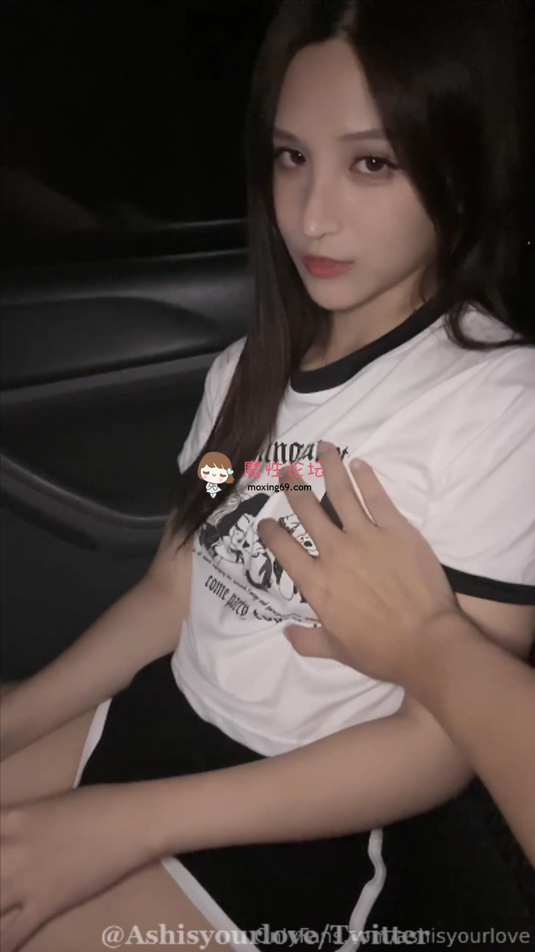 高颜值露脸！零零后台湾人气模特「艾希」OF性爱私拍 粉丝接机在车里就调起情来玩起车震 [1V661M百度盘》 [-]