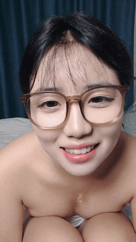 高颜值露脸！零零后人气模特「艾希」OF性爱私拍 一脸享受被主人拍视频最后被抱干  [2V ] [BT] [-]