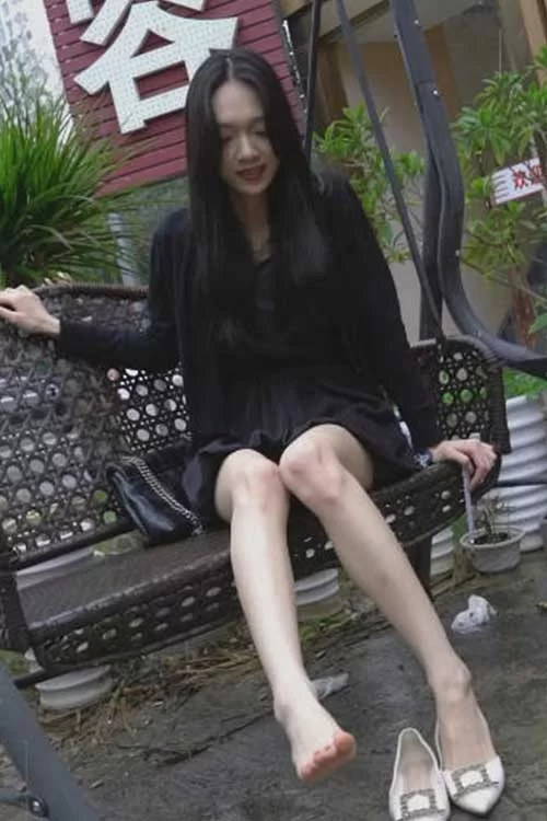 慕丝女郎-小白户外连衣裙裸足[1V-0.8GB] [1v-0.8GB]