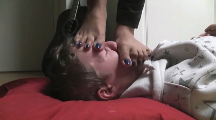 欧美调教 《超狠女主暴力踩脸毁容》跳踩脸跺踩脸 碾踩踢踹脸 踩眼睛踩太阳穴踩头狠跺头重度踩踏 [30小时16分]