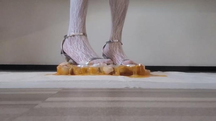 小楠原创 白蕾丝袜凉高踩烂一堆生鸡蛋 [47分15秒]