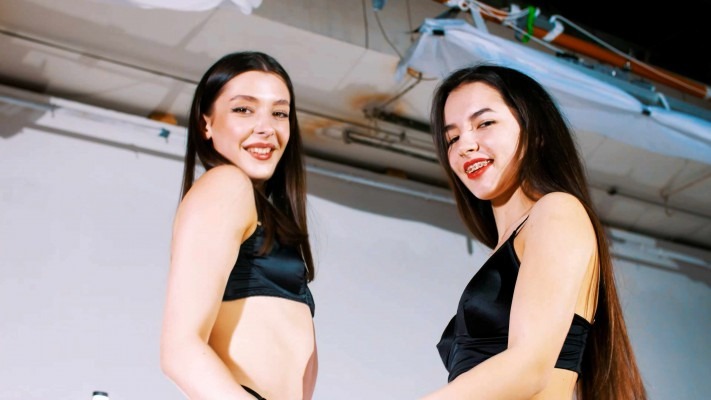 crush （自购）两位美女光脚、高跟、渔网袜踩一大堆食物 [5分1秒]