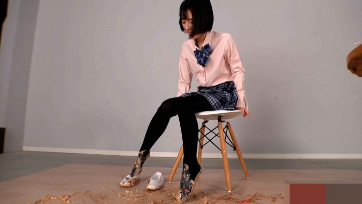 crush （自购）日本少女室内鞋、袜子踩食物 [16分21秒]