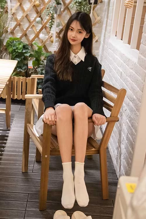 足愉心-鹿鹿-超短裙棉袜裸足足秀[110P+1V／1.3G百度网盘] [110p1v-1.3GB]