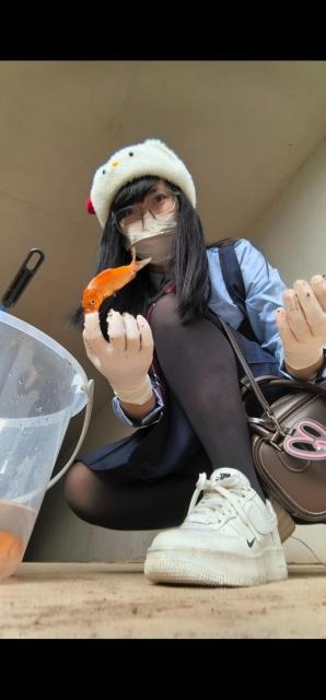 crush 南瓜汤可爱JK黑丝玩小金鱼 [7分58秒]