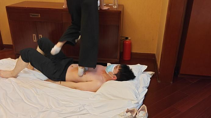 啦啦啦工作室 《啦啦啦》素人小灵S的暴力踩跺 [45分6秒]