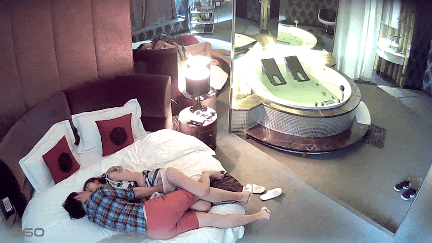 《重磅》360水滴摄像头酒店偷拍系列 001-446 精选合集《87V+49G/百度》 [87V49G-]