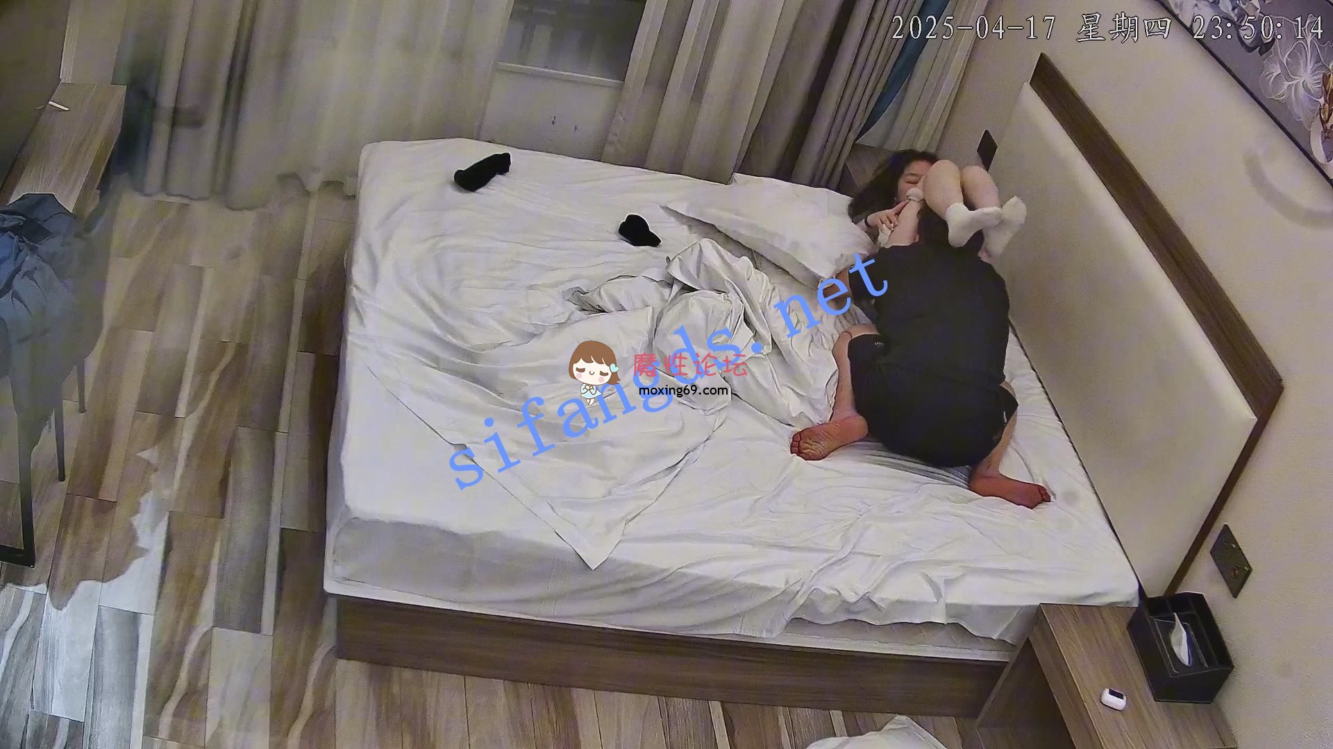 《自录》25年酒店偷拍 穿小白袜小白领被猥琐男强推《1V+11.76G/百度》 [几V多大-]