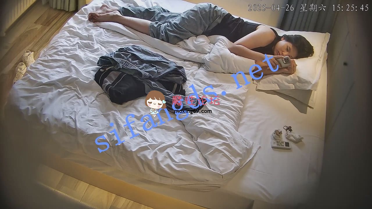 《4月26日自录》25年酒店偷拍 / 爱闻女友的小白袜还夹奶操腿的变态男《1V+8.4G/百度》 [-]