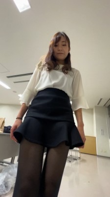 crush 日本美女黑丝短裙踩虫带语言 [4分46秒]