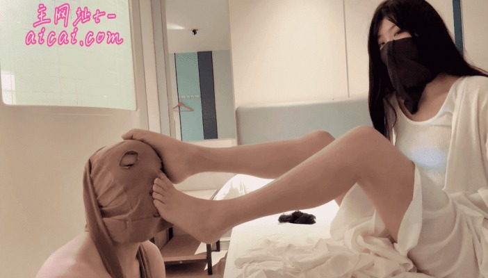 女王女主 澳门荷官小姐姐回归休假，脚奴除臭、舔脚、啃食脚后跟死皮，全体重踩头 [19分54秒]