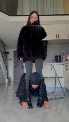 直播视频 《素人挖掘机》艺校女神-长靴捂白袜辱 [30分0秒]